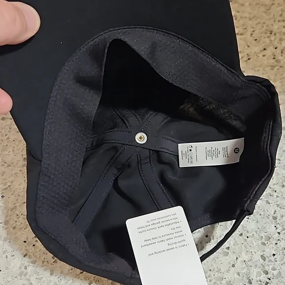 Woman's hat - Picture 3 of 3